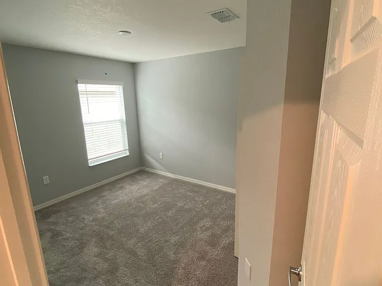 595 Lorient Dr — Photo 5