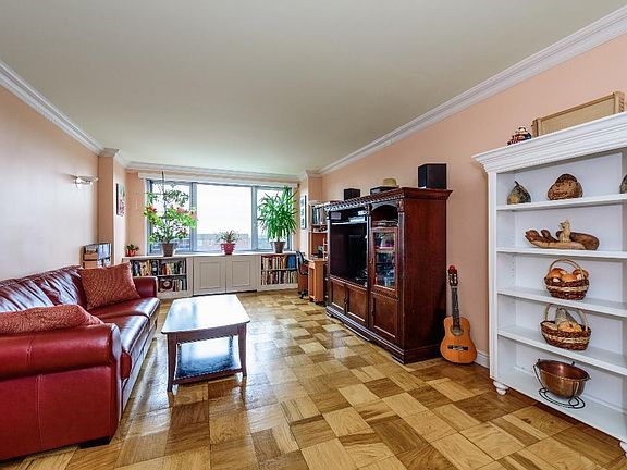 3rd image of 7025 Yellowstone Blvd APT 22Z