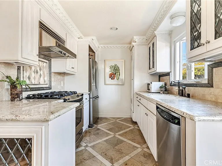329 Marguerite Ave #3 — Photo 9
