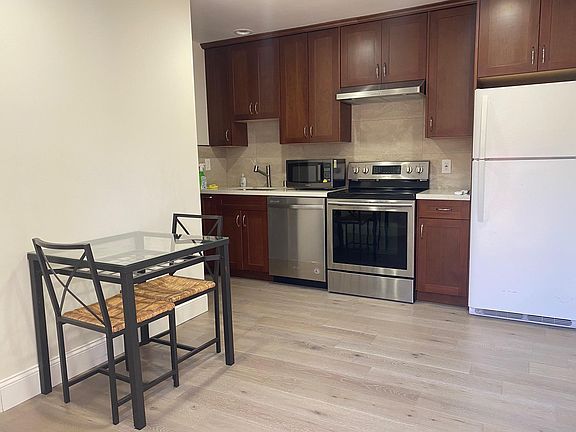 4th image of 1218 Arlington Ln #2