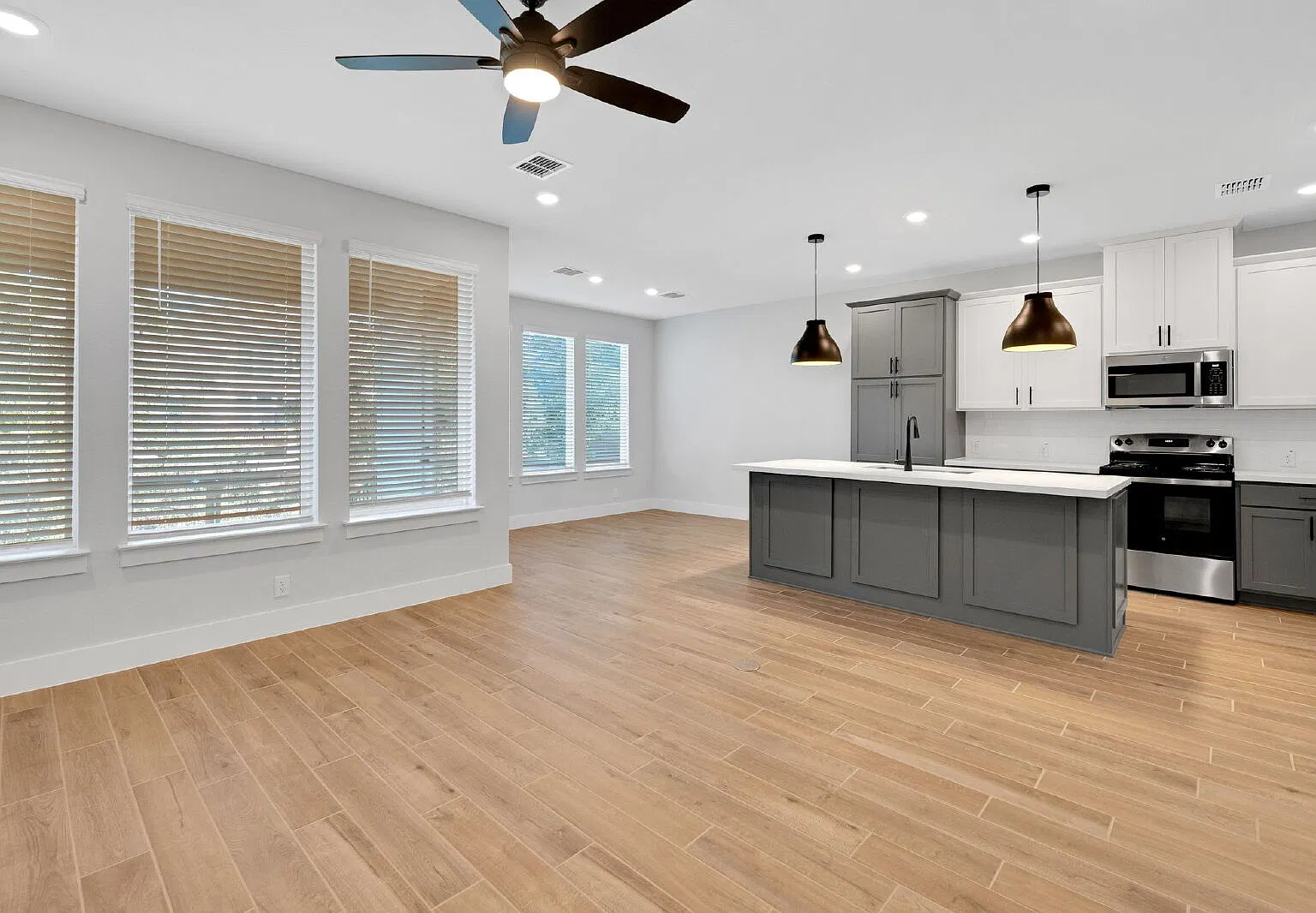 Beautiful Townhome! The Venice Floor-plan $1,000 OFF your first month's rent! — Photo 3