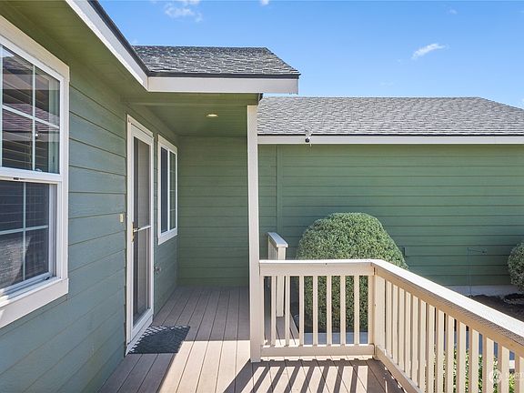 3rd image of 640 N Larkspur Lane