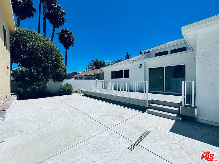 22131 Victory Blvd — Photo 21
