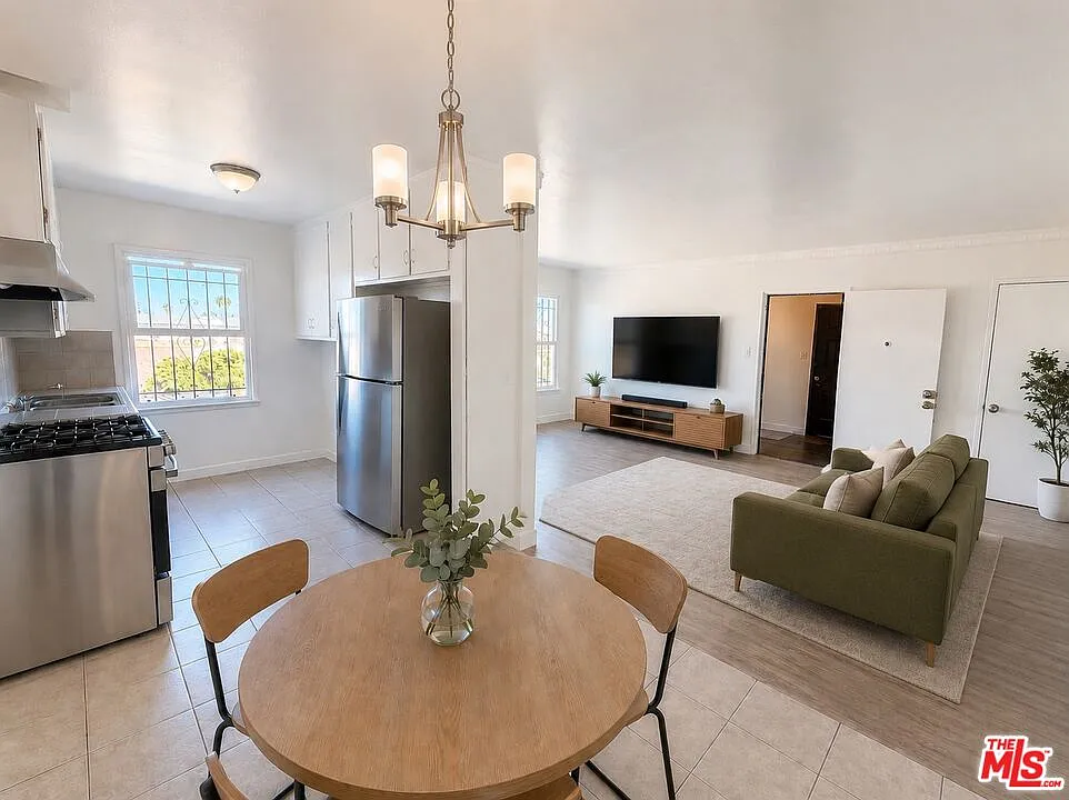 Building Photo - 1104 W 93rd St #3