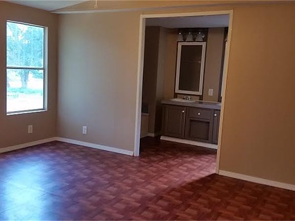 5th image of 402 S Pine Cir