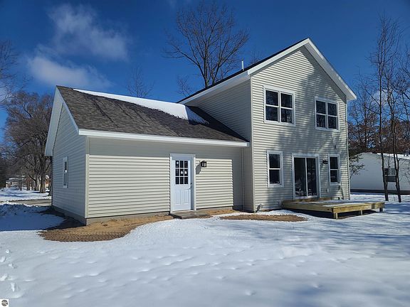 2nd image of 407 Kalkaska St