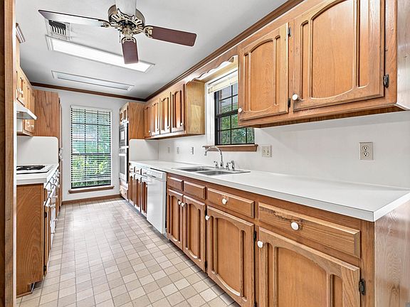 5th image of 824 Nelson Dr