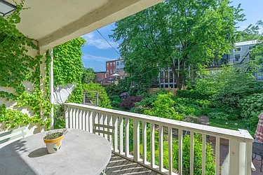 Rented by New York Casas Ltd.