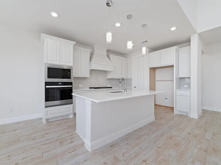 1911 Hickory Grove Ln — Photo 17