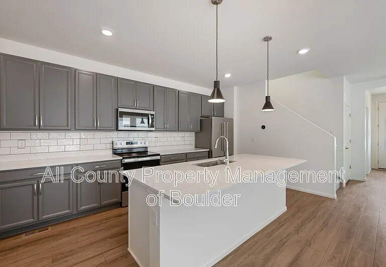 2455 Alpine St — Photo 2