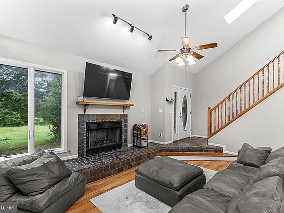 4th image of 403 Windy Valley Ln