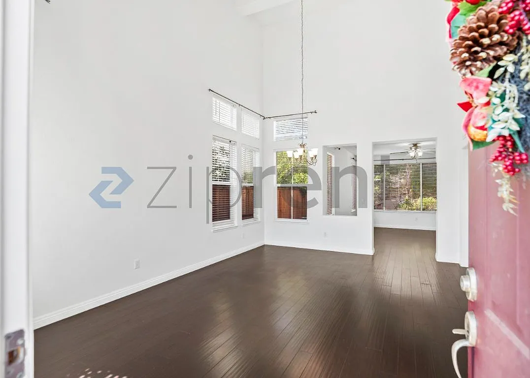 4 bed, 2.5 bath, 1904 sqft, $5,550 — Photo 4