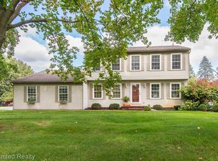 12459 Shady Oak Dr, South Lyon, MI