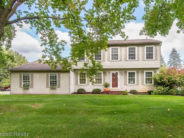 12459 Shady Oak Dr, South Lyon, MI 48178