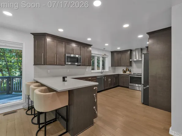 6081 Beachwood Dr, West Bloomfield, MI 48324