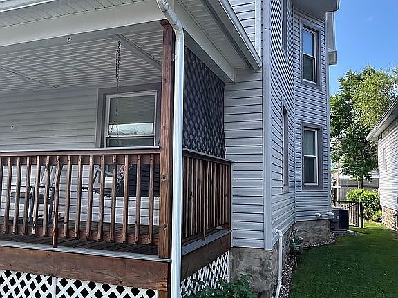 2nd image of 2533 Grand St