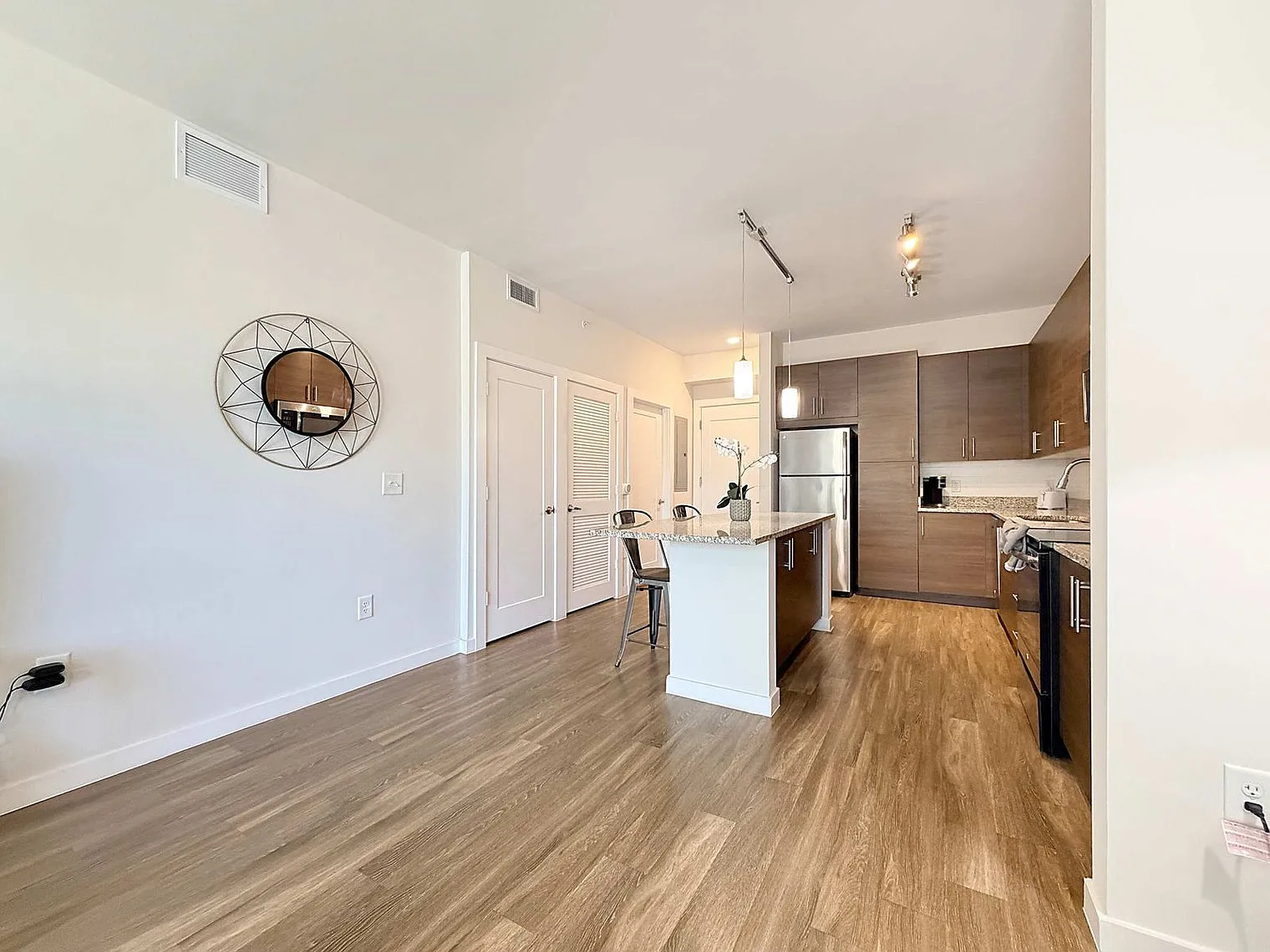 1 bed, 1.0 bath, 807 sqft, $3,521 — Photo 2