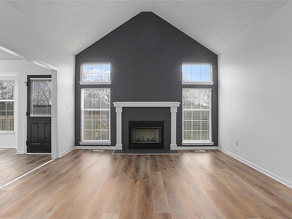 4th image of 704 SE Ashton Dr