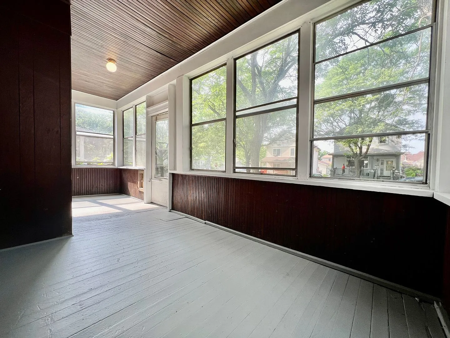 884 Margaret St E — Photo 3