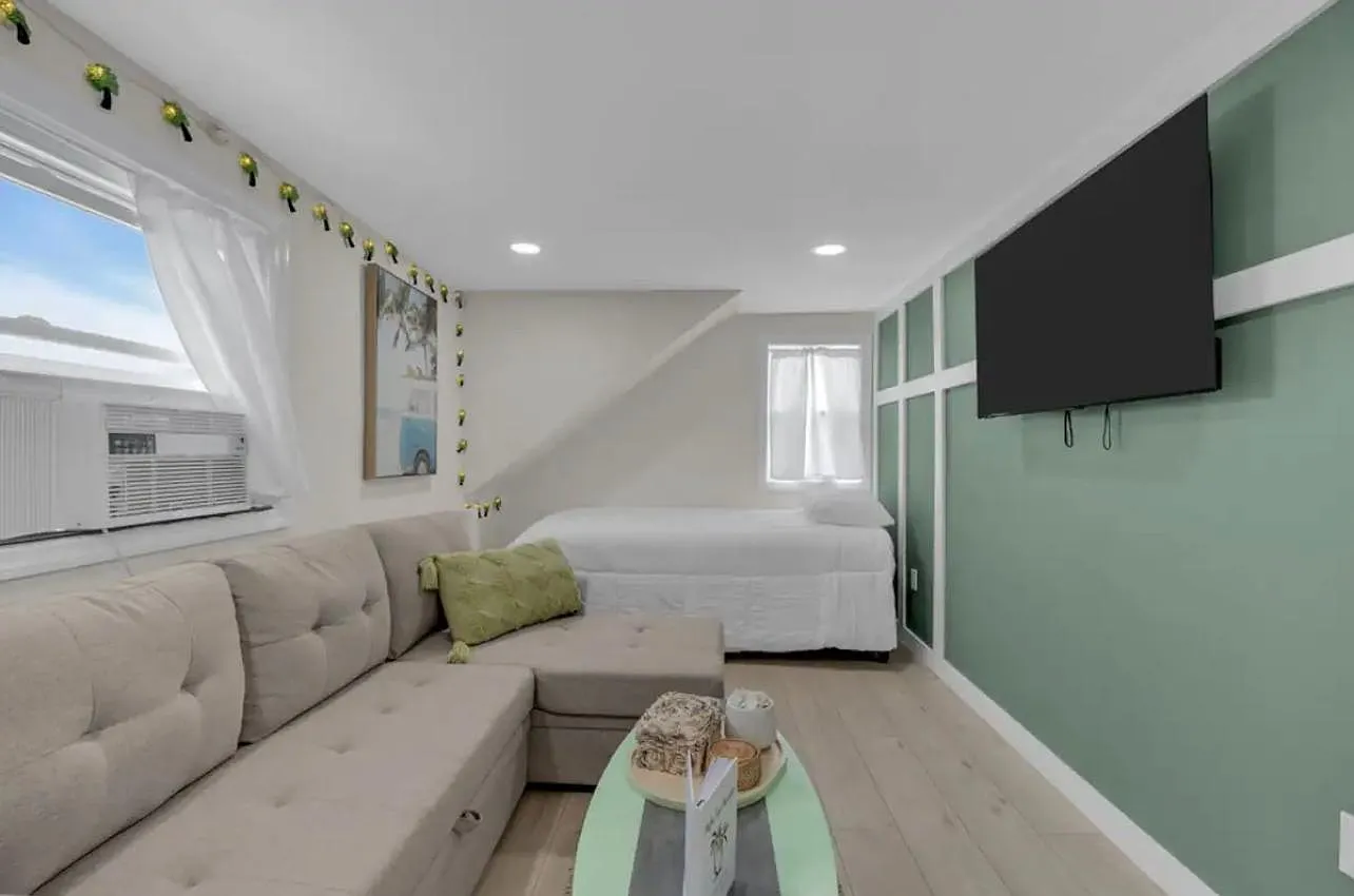 3 bed, 750 sqft, $2,500 — Photo 2