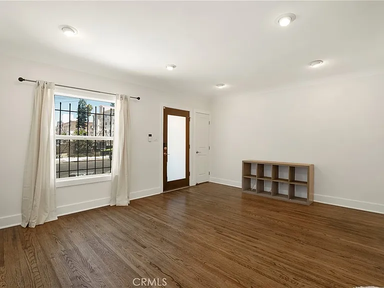 5152 Romaine St — Photo 4