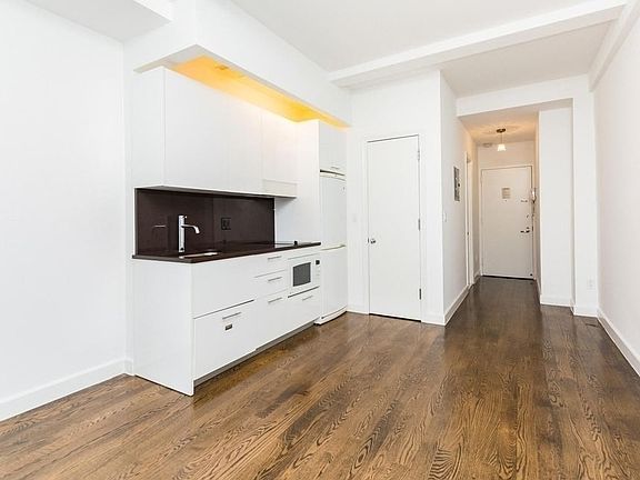 3rd image of 212 W 91st St APT 1433