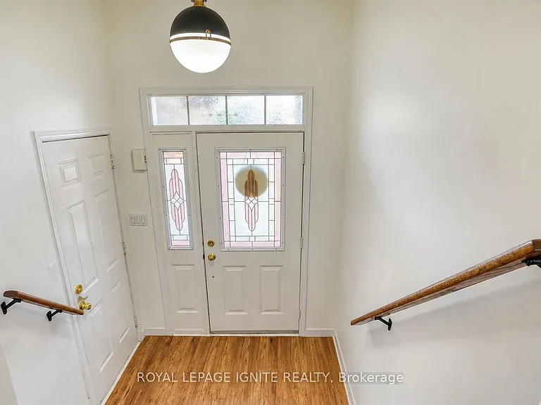 604 Woodmount Cres — Photo 2