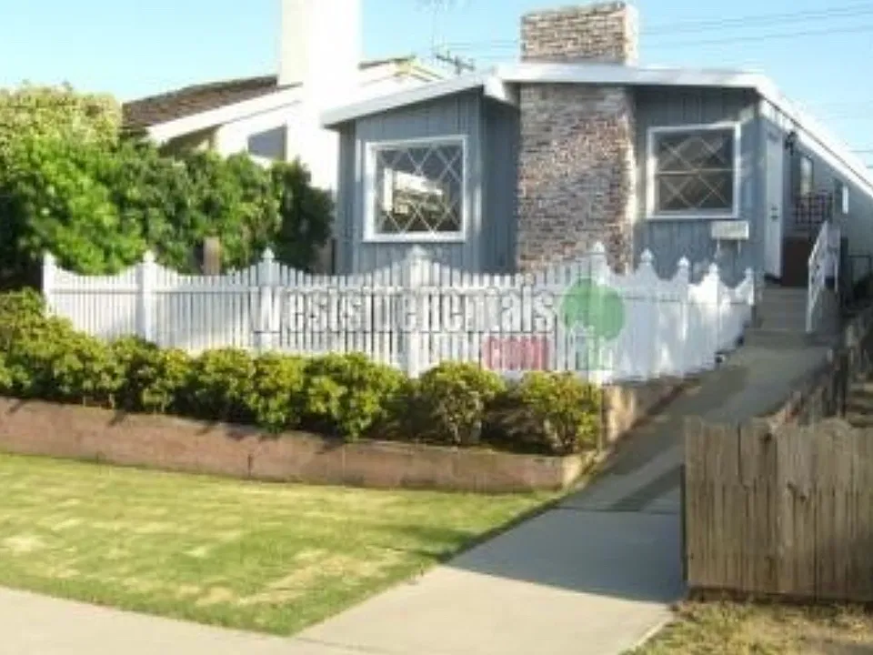 528 Rosecrans Ave