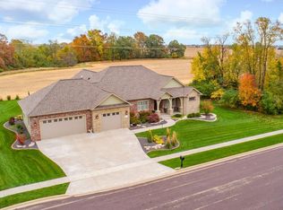 1815 Rustic Oak Dr, Washington, IL 61571