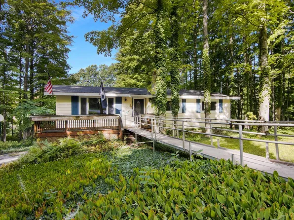 4110 S Scenic View Dr, Suttons Bay, MI 49682