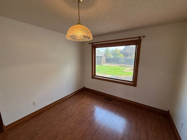 460 SE Conifer Pl — Photo 19
