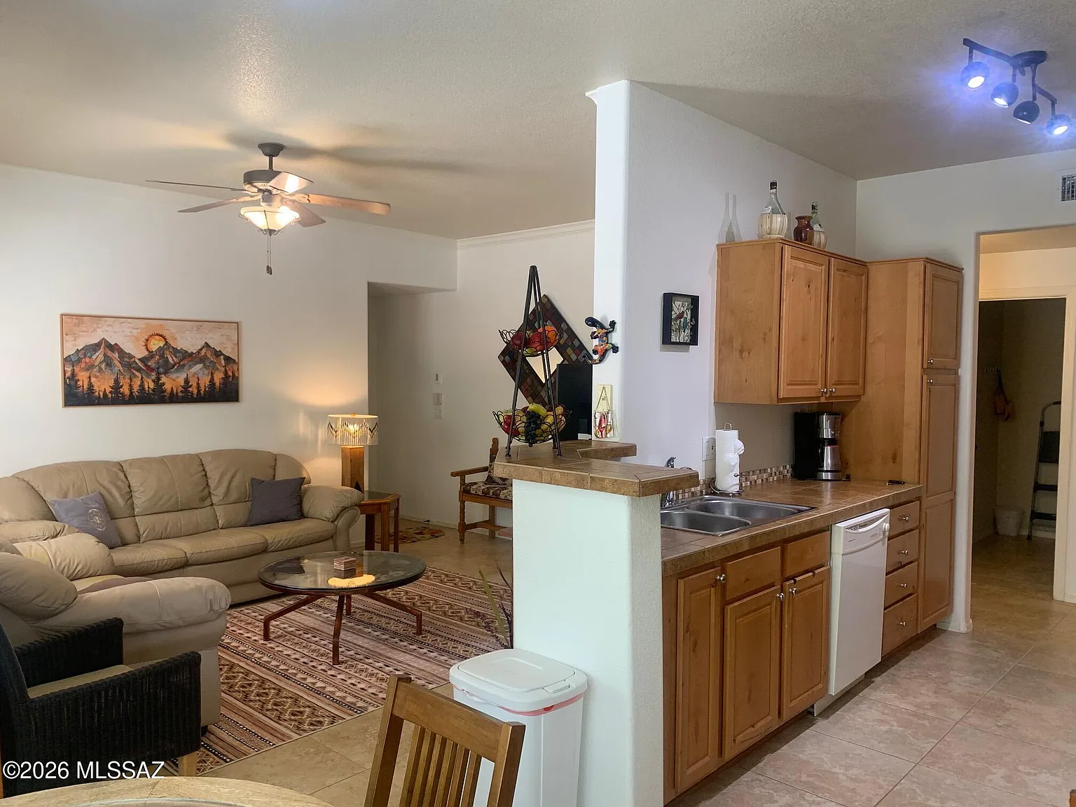 3 bed, 2.0 bath, 1271 sqft, $2,000 — Photo 3