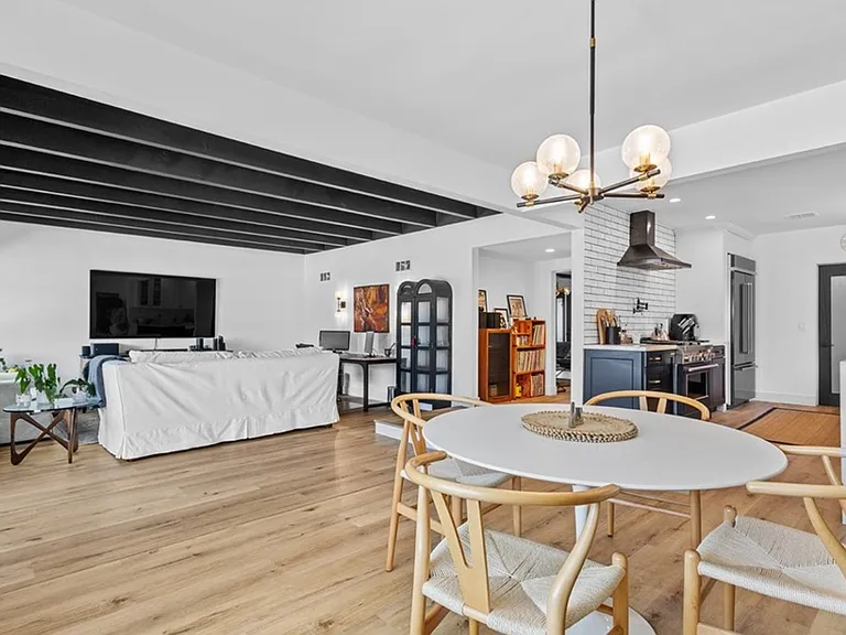 334 W Valencia Ave — Photo 26