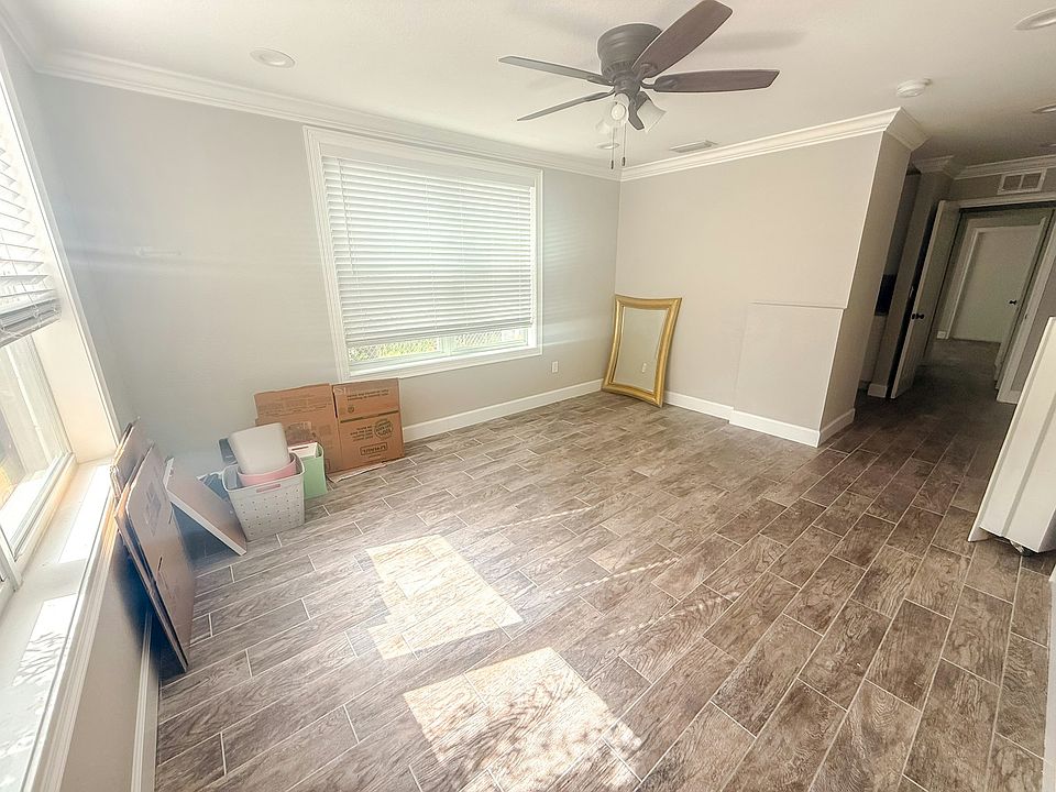 1st image of 214 Columbia Dr #1