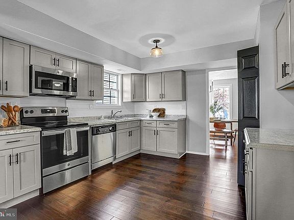 4th image of 3001 Mahonia Way