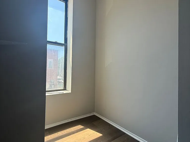 556 W 37th St — Photo 13
