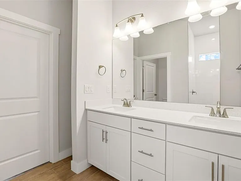 870 Columbia St — Photo 32