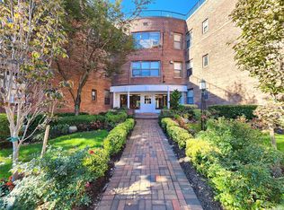 4 Town House Pl APT 1F, Great Neck, NY 11021