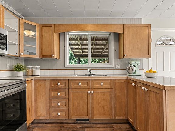 4th image of 45399 Wellington Ave