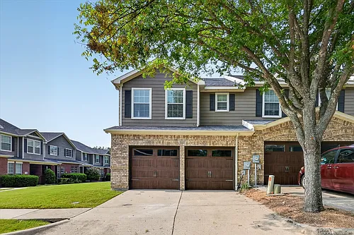 2201 Stoneleigh Pl Photo 1
