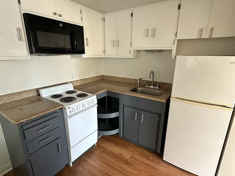 3801 1/2 Riviera Dr — Photo 6