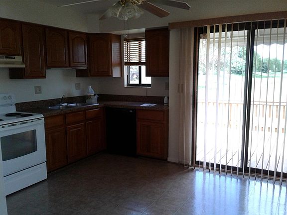 Stove, refrigerator and dishwasher in unit
