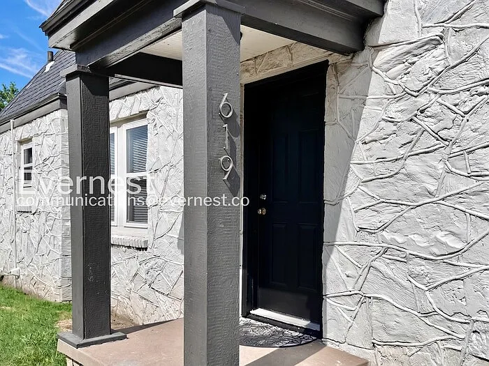 2 bed, 1.0 bath, 700 sqft, $875 — Photo 2