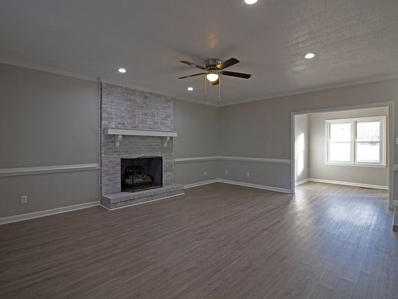 2nd image of 402 S Cottonwood Dr