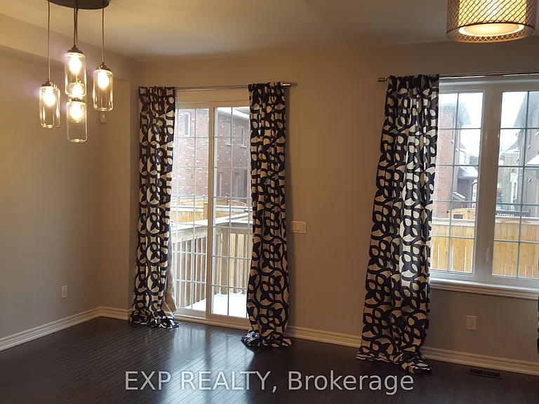 30 Isherwood Cres — Photo 2