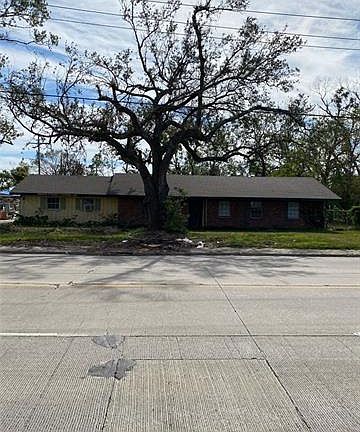 3rd image of 901 W McNeese St