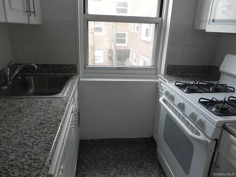 11 Schenck Ave #2D — Photo 6
