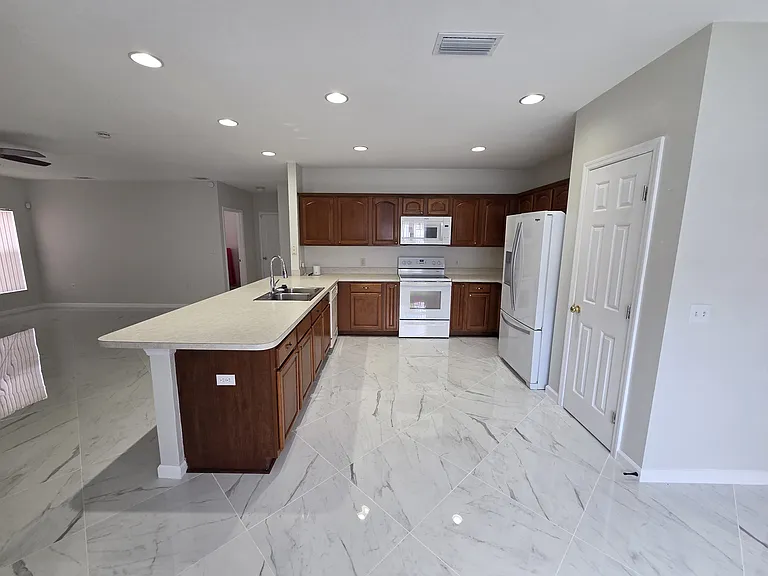 330 Aldershot Ct — Photo 8