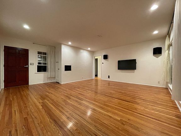 3rd image of 676 Kempton Ave
