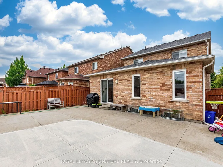 35 Whitehouse Cres — Photo 5